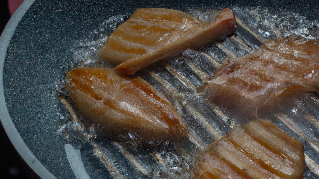 Imagem de costelas de porco douradas e crocantes, grelhadas em uma fritadeira elétrica. As costelas são cobertas com um molho barbecue defumado e guarnecidas com salsa fresca.