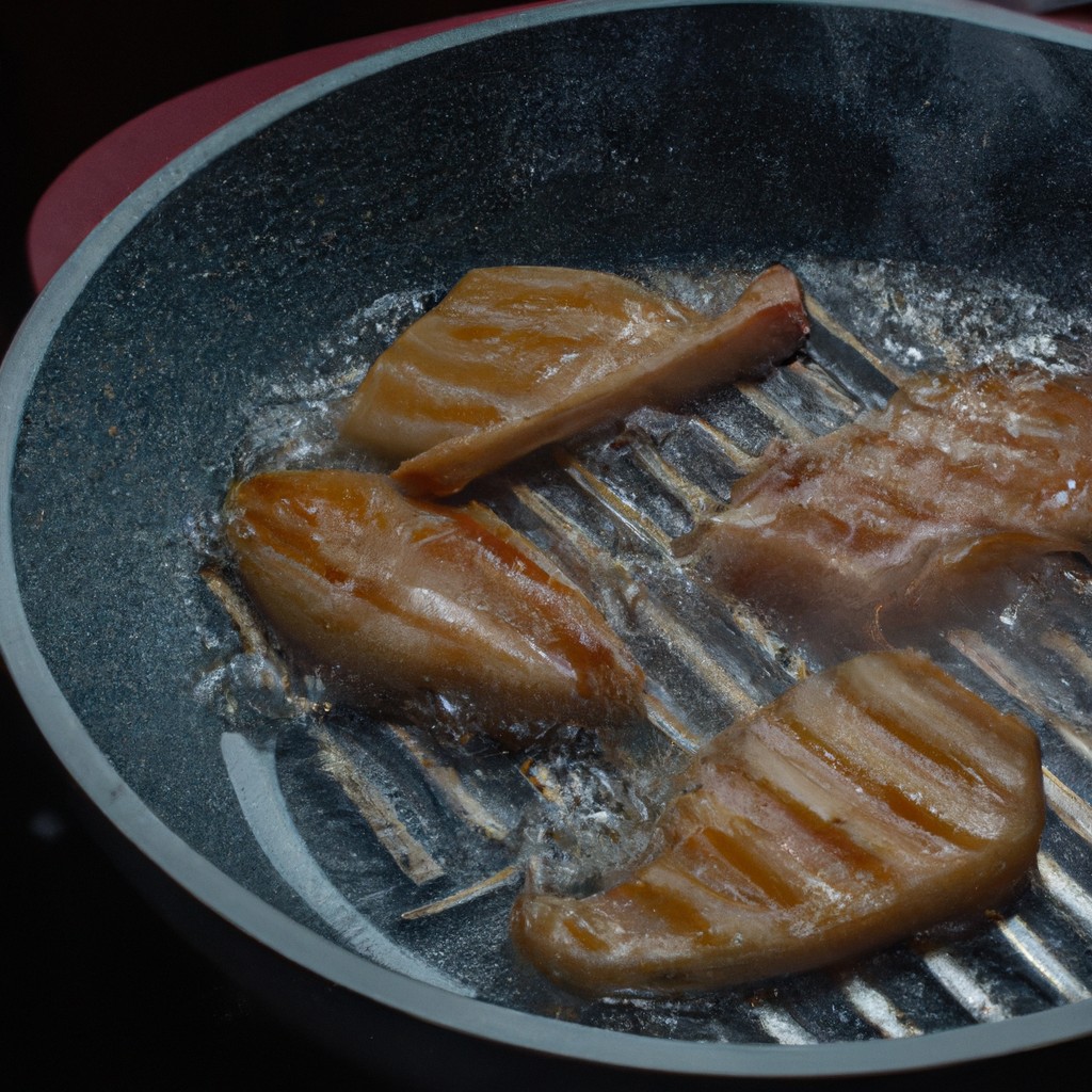Costela Suína Na Fritadeira Elétrica 1 Imagem de costelas de porco douradas e crocantes, grelhadas em uma fritadeira elétrica. As costelas são cobertas com um molho barbecue defumado e guarnecidas com salsa fresca.
