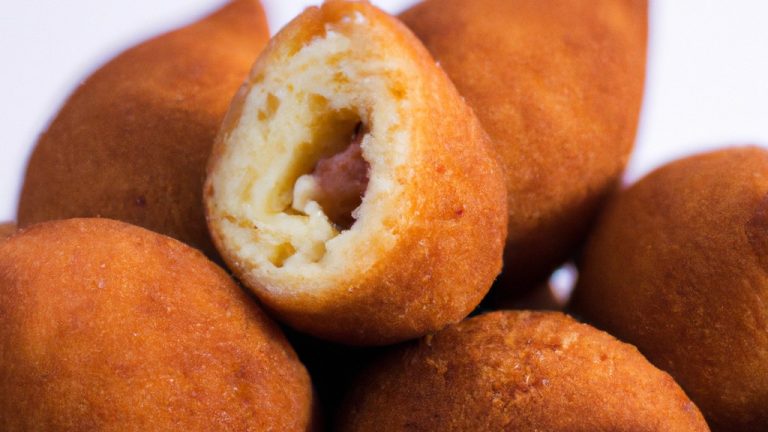 Imagem de uma coxinha fit, feita sem massa, cozida em uma airfryer. A coxinha é dourada e crocante, com um recheio cremoso e suculento. O fundo é branco e o texto 