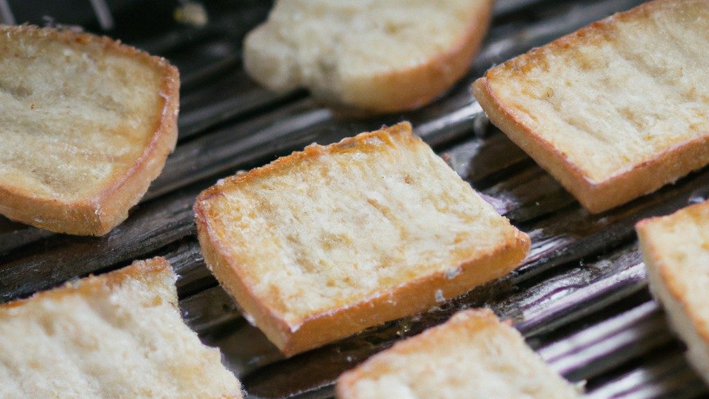 Crostini De Tapioca Na Airfryer: Receita Fácil E Rápida De Fazer 1 Imagem de crostinis de tapioca feitos na airfryer. Os crostinis são crocantes e dourados, cobertos com uma mistura de atum, tomate, cebola roxa e azeitonas pretas.