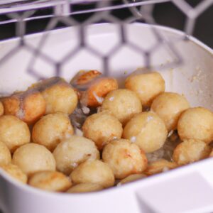 Bolinhos crocantes de dadinho de tapioca assados na Airfryer, com um exterior dourado e um interior macio e mastigável.