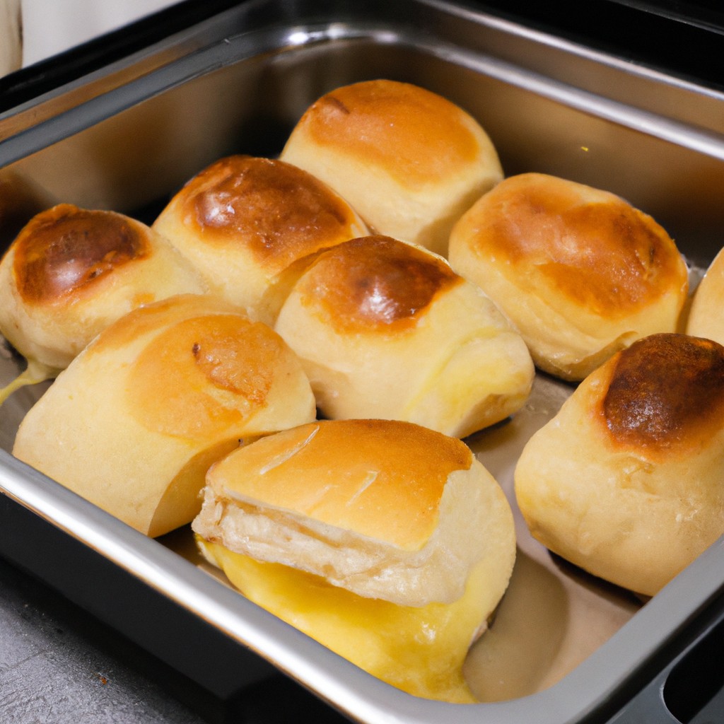 Delicioso Pão Francês Com Ovo E Queijo Na Airfryer 1 Imagem de um pão francês cortado ao meio, recheado com ovos mexidos e queijo derretido, cozido em uma airfryer. O pão está dourado e crocante, com o ovo e o queijo derretidos e borbulhando.