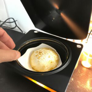 Imagem de empadinhas douradas e crocantes feitas na airfryer, com recheio visível e massa folhada.