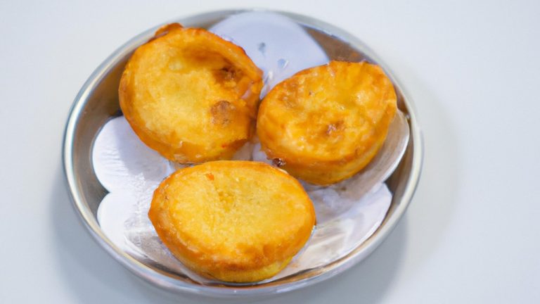 Imagem de empadinhas douradas e crocantes cozidas em uma Airfryer, sem uso de óleo, mostrando sua textura crocante e recheio saboroso.
