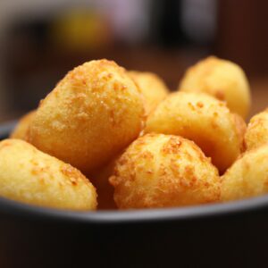 Uma imagem de entremeada cozida em uma Air Fryer. A carne é marrom dourada e crocante por fora, e suculenta e macia por dentro. Uma travessa com molho barbecue está ao lado da Air Fryer.