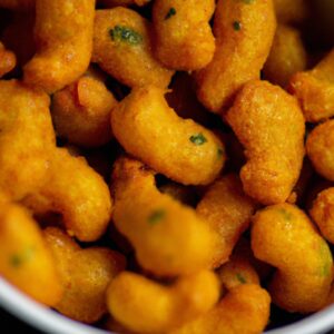 Imagem de ervilhas crocantes e douradas preparadas na Airfryer, com fundo desfocado. A imagem destaca a textura crocante e a cor vibrante das ervilhas, que são acompanhadas por um texto que explica como prepará-las facilmente na Airfryer para obter um resultado delicioso.