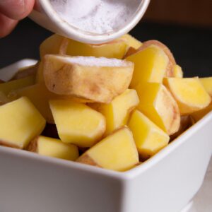 Imagem de um delicioso escondidinho de batata-doce feito na Airfryer. A batata-doce amassada forma a base, coberta por um cremoso purê de mandioca. No topo, uma farofa crocante feita com farinha de milho e temperos. O escondidinho é guarnecido com cebolinha picada e é servido em uma travessa.