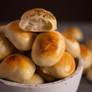 Imagem de esfihas de rap10 preparadas na airfryer. As esfihas são douradas e crocantes, com recheio suculento e queijo derretido. O fundo da imagem mostra a airfryer utilizada no preparo.