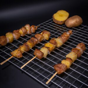 Espetinhos de alcatra suculentos e grelhados na Airfryer. A carne é marinada em uma mistura saborosa de ervas e especiarias, resultando em espetinhos macios e cheios de sabor.