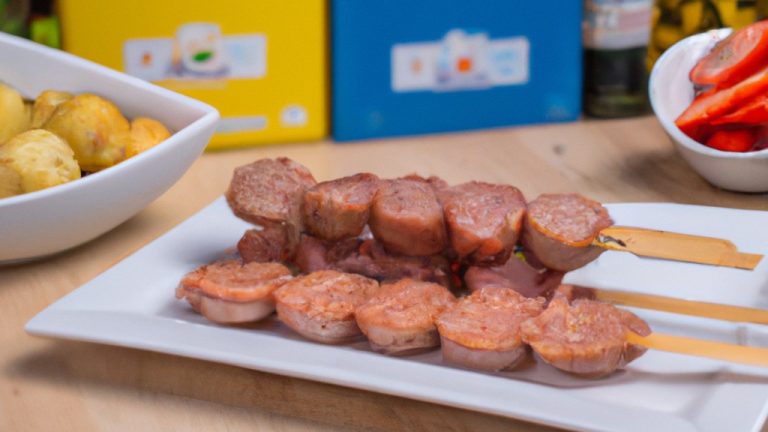 Imagem de espetinhos de carne, frango e vegetais grelhados em uma airfryer. Os espetinhos estão dourados e suculentos, com marcas de grelha visíveis. A imagem mostra o processo de cozimento fácil e delicioso dos espetinhos na airfryer.