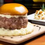 Falso Hambúrguer De Carpaccio Recheado Com Queijo Muçarela E Presunto