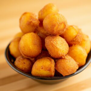 Fatias douradas crocantes e douradas, preparadas na Airfryer. As fatias de pão são cobertas com uma mistura de ovos, leite e especiarias, e fritas até ficarem crocantes por fora e macias por dentro. Servidas com manteiga e xarope de bordo, essas fatias douradas são um deleite matinal ou lanche doce perfeito.