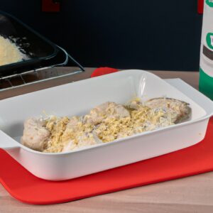 Imagem de um prato com dois filés de frango empanados dourados, cobertos com queijo parmesão derretido e molho marinara espesso.