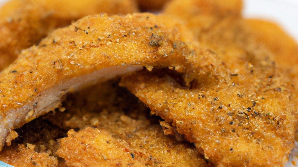 Filete De Dourada Na Airfryer 1 Imagem de um filé de dourada crocante e dourado cozido em uma Airfryer. O peixe é servido em um prato com rodelas de limão e ervas frescas.