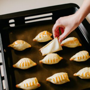 Imagem de folhas de palmito empanadas e fritas na airfryer, servidas em um prato com molho de tomate.