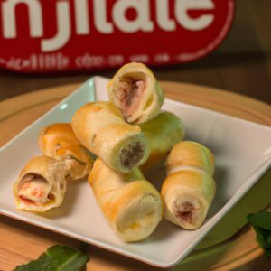 Imagem de um folhado de presunto e queijo cozido em uma Airfryer. O folhado tem bordas douradas crocantes e recheio derretido de presunto e queijo.