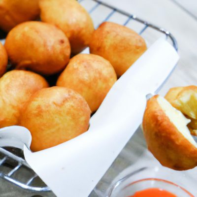 Imagem de uma fraldinha suculenta e tenra coberta com um molho de mostarda picante e dourada na Airfryer. O prato é fácil e rápido de preparar, oferecendo uma refeição deliciosa e satisfatória.