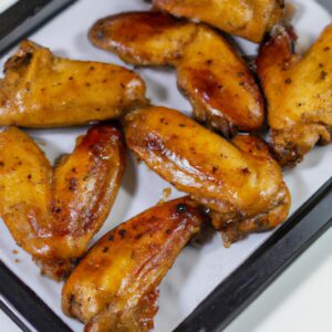 Frango assado suculento e dourado na Airfryer, com pele crocante e carne macia e tenra. O frango é assado com ervas aromáticas e temperos, criando um aroma irresistível.