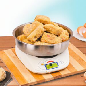 Imagem mostrando um prato de frango empanado com torradas fit, preparados na Airfryer. O frango está crocante e dourado, enquanto as torradas são torradas e crocantes. A imagem também mostra um pequeno pote de molho de tomate.