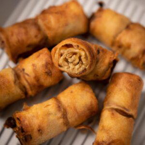 Frango Enrolado na Airfryer: uma receita fácil e deliciosa de frango suculento e saboroso enrolado em bacon e cozido na Airfryer até ficar crocante e dourado.