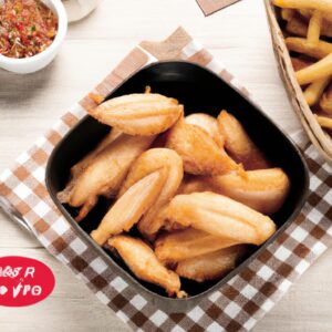 Imagem de frango xadrez cozido em uma Airfryer. O frango está cortado em pedaços e coberto com um molho espesso e brilhante. O molho é feito com molho de soja, mel e especiarias. O frango é dourado e crocante, e o molho é pegajoso e doce.