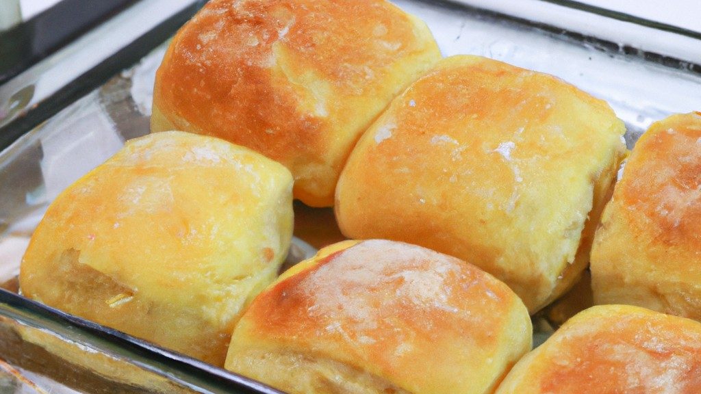Imagem de um lanche rápido preparado na Airfryer, feito com pão francês recheado com queijo e presunto. O lanche está dourado e crocante, e é apresentado em um prato.