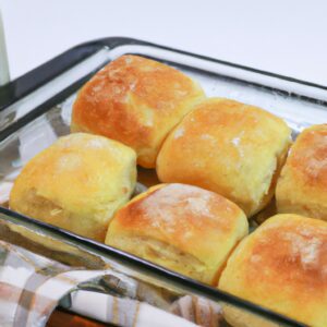 Imagem de um lanche rápido preparado na Airfryer, feito com pão francês recheado com queijo e presunto. O lanche está dourado e crocante, e é apresentado em um prato.