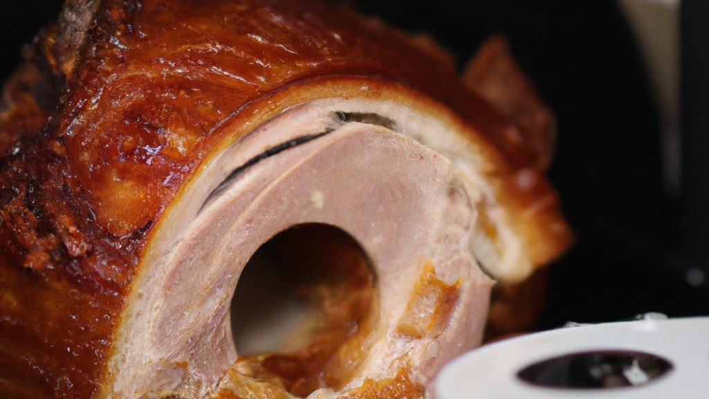 Foto de linguiças de pernil douradas e crocantes em uma cesta da Airfryer. As linguiças são mostradas em diferentes estágios de cozimento, desde cruas até totalmente cozidas. O fundo é desfocado, destacando a textura crocante das linguiças.