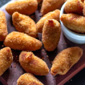 Linguiça fininha crocante e suculenta, cozida perfeitamente na Airfryer. A linguiça é dourada por fora e suculenta por dentro, criando um contraste delicioso de texturas. É uma opção fácil e saborosa para um lanche rápido, uma refeição leve ou como acompanhamento.