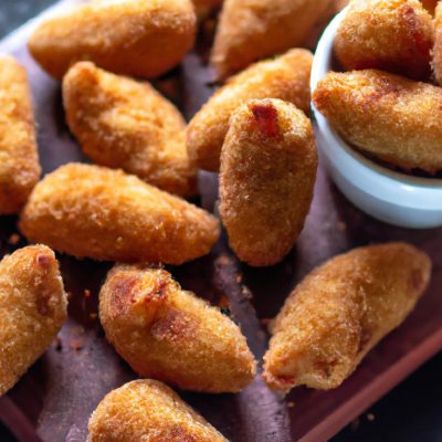 Linguiça fininha crocante e suculenta, cozida perfeitamente na Airfryer. A linguiça é dourada por fora e suculenta por dentro, criando um contraste delicioso de texturas. É uma opção fácil e saborosa para um lanche rápido, uma refeição leve ou como acompanhamento.