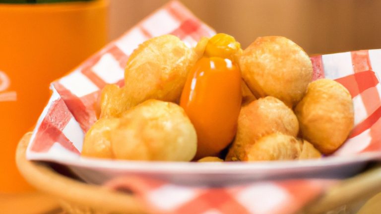 Imagem de mandioquinhas cortadas em rodelas e colocadas na cesta da Airfryer. O fundo é branco e o texto 