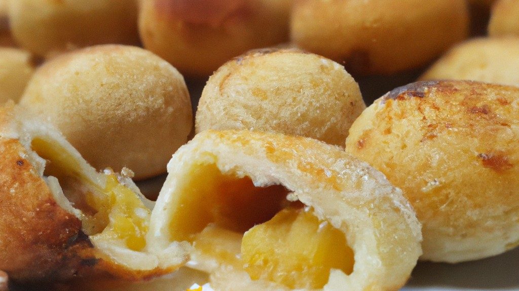 Imagem de mini pastéis fritos em uma airfryer. Eles são recheados com queijo branco e têm um exterior dourado e crocante.