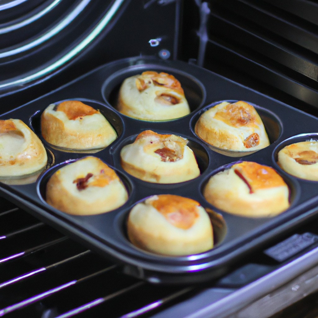 Imagem de mini pizzas feitas com pão de forma, cobertas com molho de tomate, queijo e coberturas, cozidas em uma fritadeira elétrica de ar.
