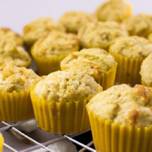 Imagem de muffins salgados crocantes e dourados feitos com grão de bico, assados em uma airfryer para um lanche ou café da manhã saudável e saboroso.