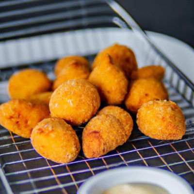 Imagem mostrando uma variedade de alimentos preparados na airfryer, incluindo frango, peixe, batatas fritas e legumes. Esses alimentos são uma ótima opção de almoço, pois são fáceis de preparar e ficam crocantes e deliciosos na airfryer.