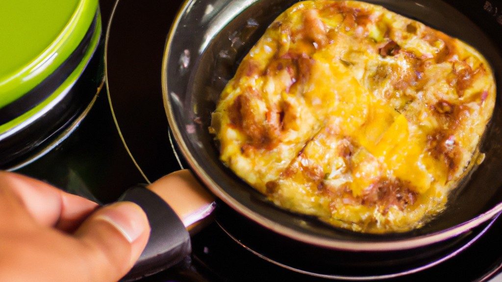 Omelete com carne moída feito na Airfryer. O omelete é recheado com carne moída temperada e coberto com queijo derretido. A imagem mostra o omelete cortado ao meio, revelando seu recheio saboroso.