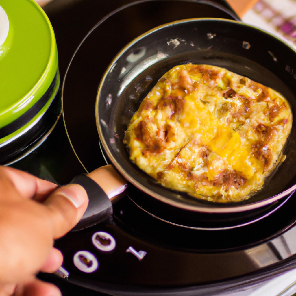 Omelete Com Carne Moída Na Airfryer: Receita Fácil E Rápida 1 Omelete com carne moída feito na Airfryer. O omelete é recheado com carne moída temperada e coberto com queijo derretido. A imagem mostra o omelete cortado ao meio, revelando seu recheio saboroso.