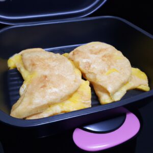 Imagem de um omelete com queijo branco feito na Airfryer, mostrando sua superfície dourada e fofa, com um recheio cremoso de queijo branco derretido.
