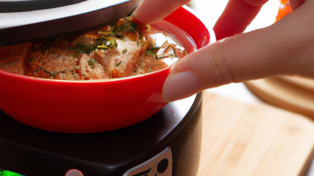 Imagem de uma omelete de atum cozida em uma airfryer. A omelete é dourada e tem uma textura fofa. Ela é recheada com atum, cebola, pimentão e queijo.