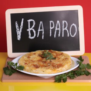 Omelete fofa e dourada cozida em uma Airfryer, apresentando uma borda crocante e um interior macio e cremoso. A omelete é guarnecida com queijo derretido e ervas frescas, criando uma refeição saborosa e saudável.