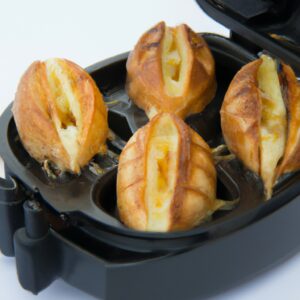 Imagem de um ovo cozido em uma Airfryer. O ovo está inteiro, com a casca dourada e crocante. O fundo da Airfryer é visível, com uma cesta de cozimento perfurada.