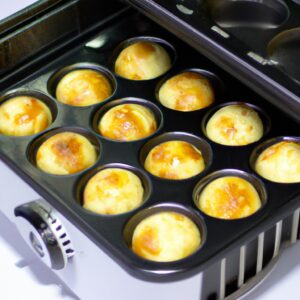 Imagem de ovos cocotte cozidos em ramequins dentro de uma Airfryer. Os ovos são cobertos com queijo parmesão ralado e ervas frescas.