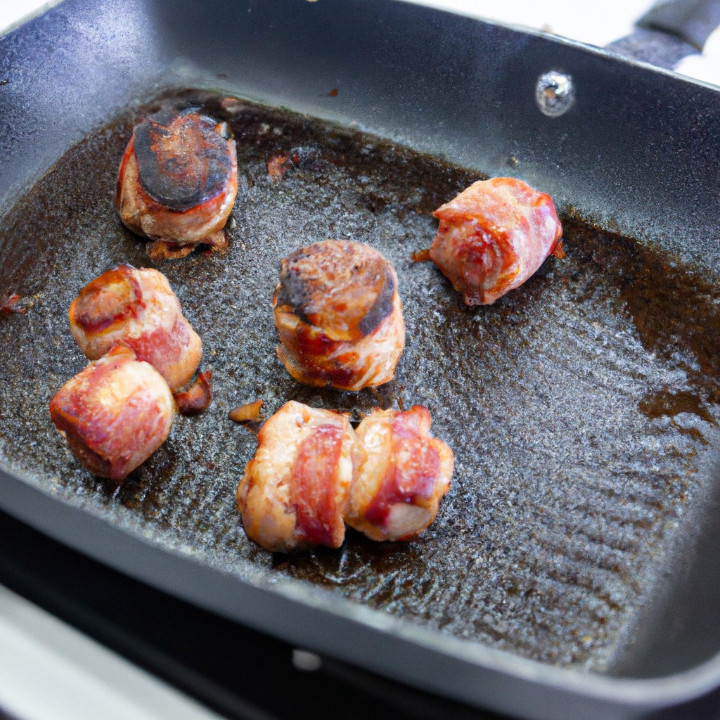 Uma fritadeira elétrica cheia de panceta com pururuca crocante e dourada. A panceta está cozida até atingir a perfeição, com uma crosta crocante e um interior macio e suculento. O fundo da fritadeira está coberto com gordura dourada, que adiciona sabor e crocância extra à panceta.