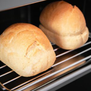 Imagem mostrando fatias de pão pré-cozido sendo preparadas em uma Airfryer. O pão é dourado e crocante, com um interior fofo.