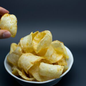Imagem de pãezinhos de batata dourados e crocantes cozidos na Airfryer. Os pães são cobertos com manteiga derretida e sal marinho, tornando-os irresistíveis.