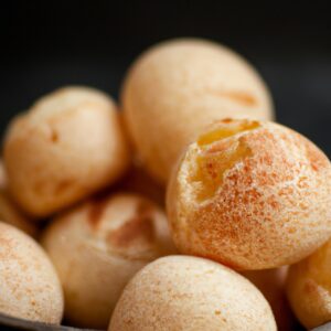 Imagem de pães de queijo caseiros crocantes e dourados, feitos na airfryer. Esses pães de queijo são uma opção saudável e saborosa, inspirados na tradicional culinária mineira.