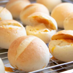 Foto de um pão francês tostado na airfryer, coberto com um ovo frito crocante. O pão é dourado e crocante, enquanto o ovo é cozido perfeitamente com uma gema ligeiramente escorrendo.