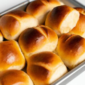 Imagem de um pão francês recheado cortado ao meio, mostrando seu interior derretido e borbulhante. O pão está na Airfryer, que está no modo de cozimento.