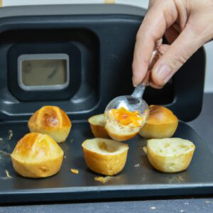 Imagem de um pão integral cortado ao meio com um ovo no centro, cozido em uma Airfryer. O pão é dourado e crocante, e o ovo está cozido na perfeição.