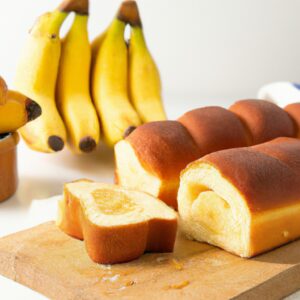 Imagem de pão torrado em formato de coração com fatias de banana dispostas em cima, criando o visual de Romeu e Julieta. O pão está dourado e crocante, com as bananas caramelizadas e apetitosas.